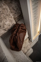 pouch bag bottega veneta is always the best idea for attending dinner or party.